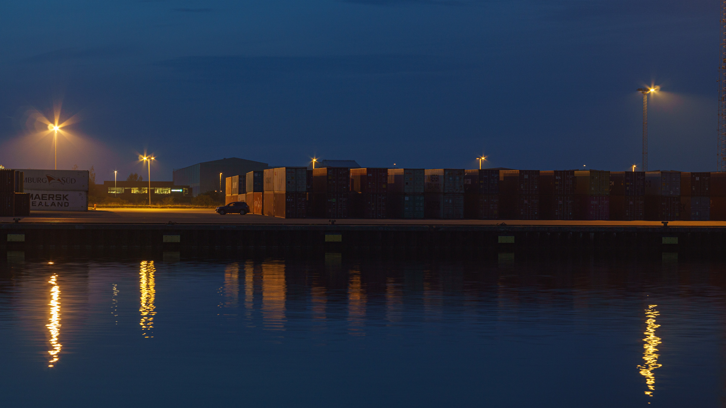 Containerhavn om natten, blå time refleksioner i vand