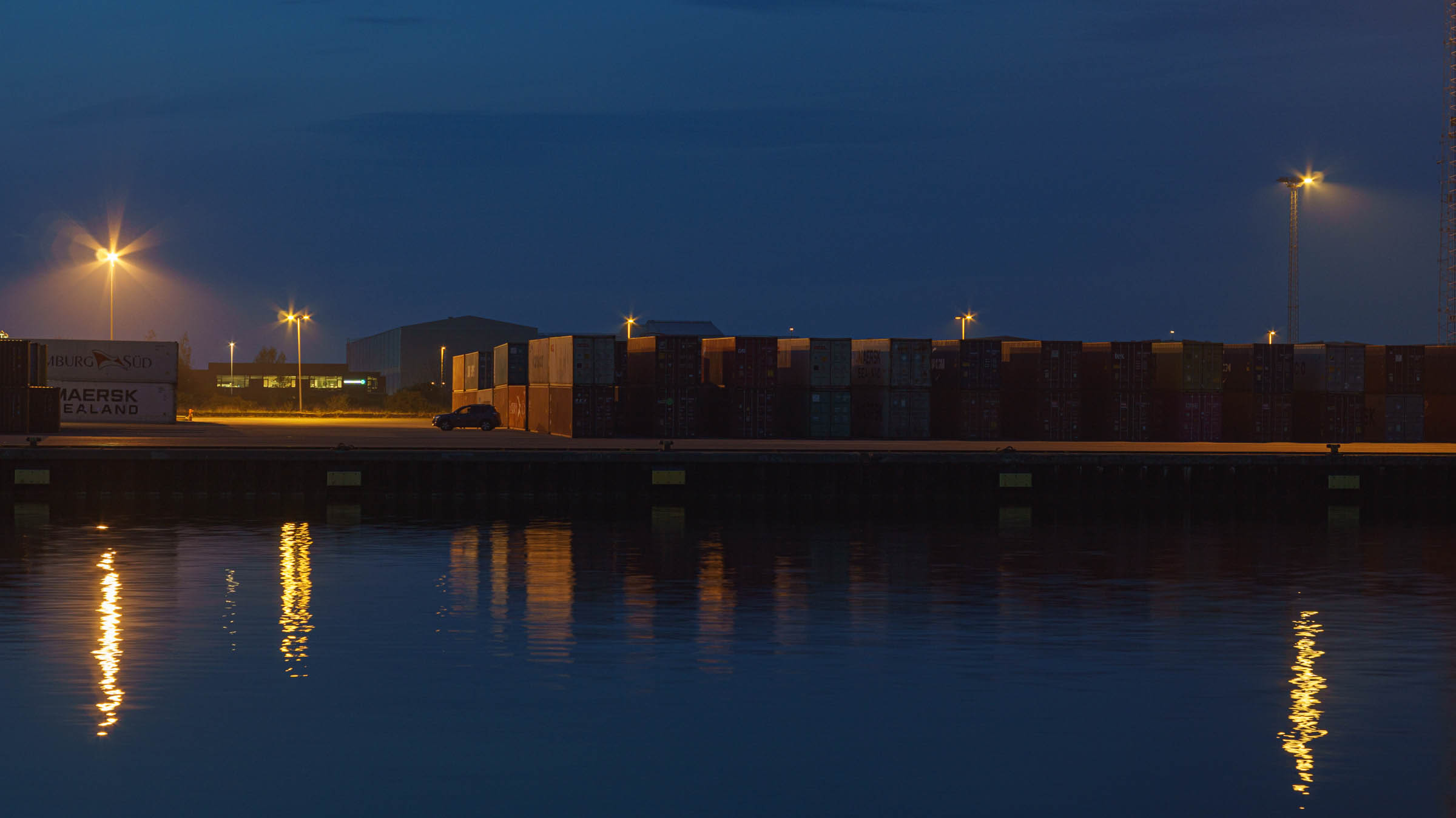 Containerhavn om natten, blå time refleksioner i vand